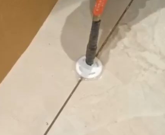 罗平瓷砖空鼓维修公司专业解答瓷砖在铺贴过程中，如果没有涂抹均匀到位的粘结材料（如水泥砂浆或瓷砖胶），可能会导致以下问题